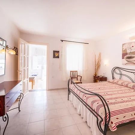 Vardia Bay 3* Karavostasis (Folegandros)